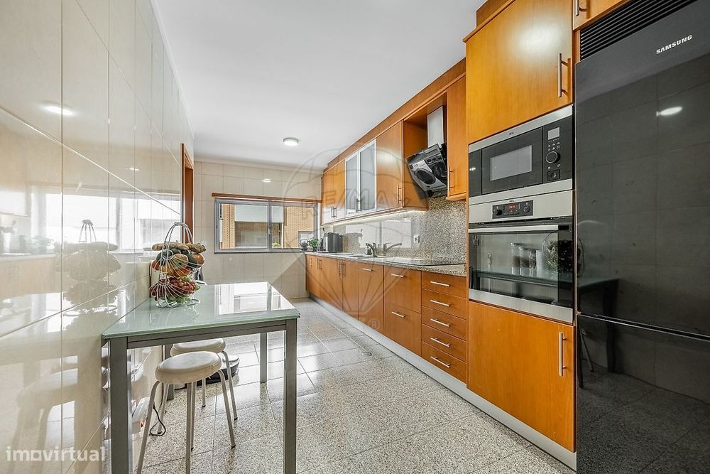 Apartamento T2 com suite e garagem fechada, em Nogueira, Braga!