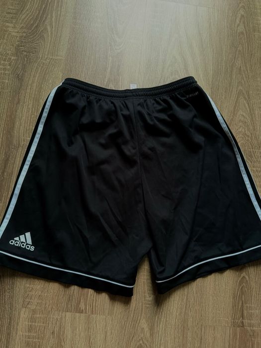 Футболка Adidas.