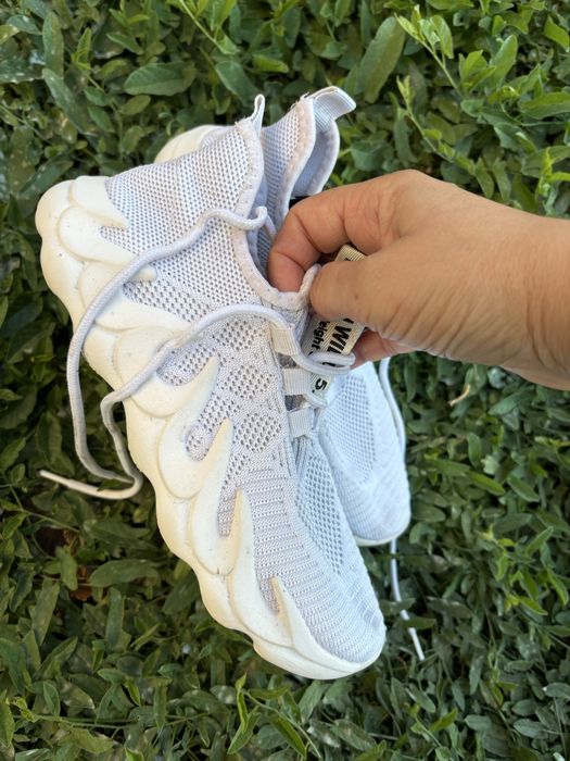 Білі кросівки зручні