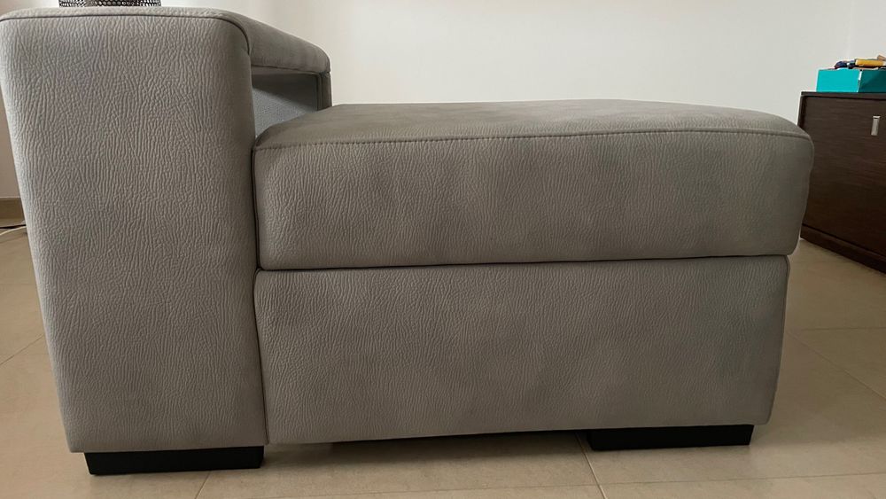 Apoio de sofá para pés com arrumação.