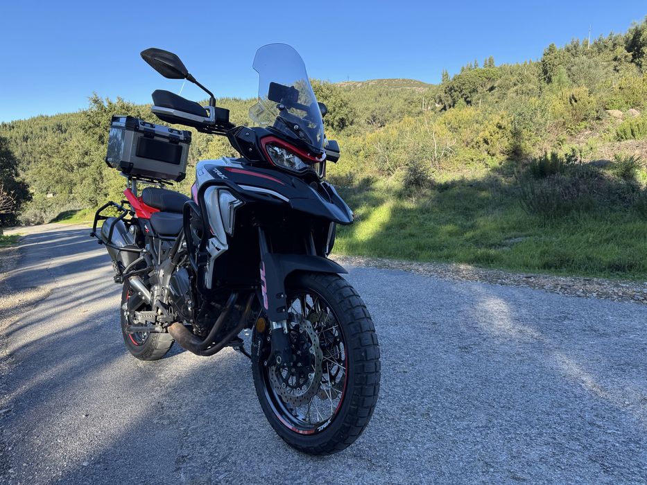 Benelli TRK 702X. Bancos em gel