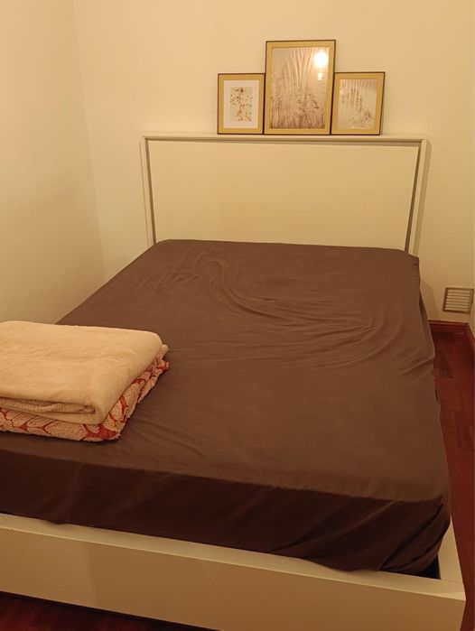 Cama de casal com mesinhas incluidas
