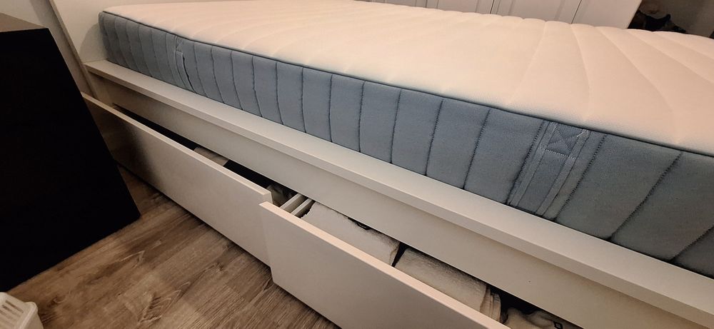 Cama de casal com colchão de molas ensacadas