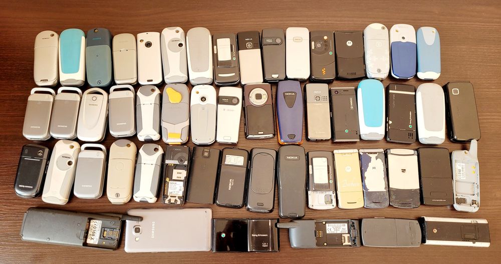 Zestaw starych telefonów komórkowych Nokia, Samsung, Siemens