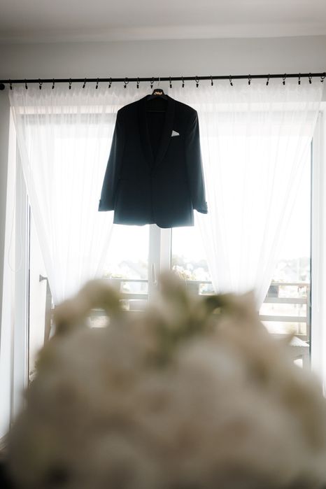 Czarny smoking ślubny