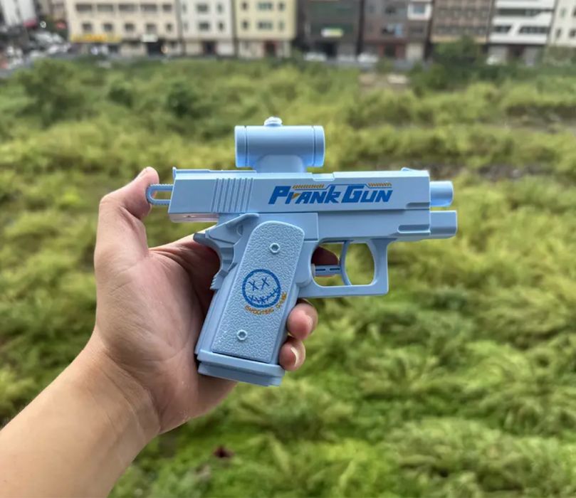 Водний пистолет пранк