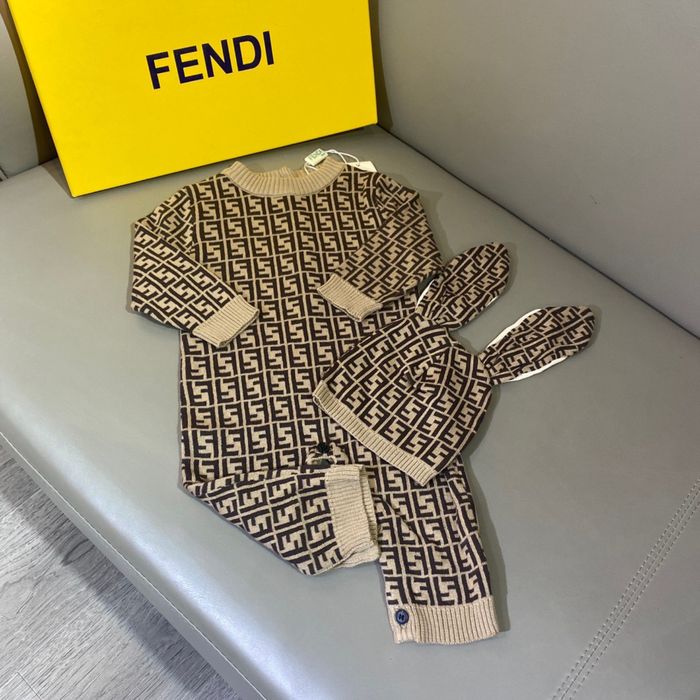 Ромпер, человечек с шапкой fendi