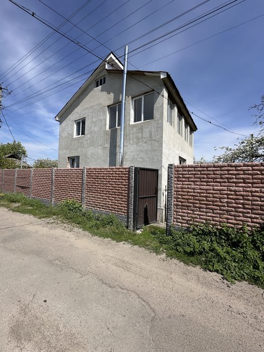 Продаж будинку!смт Володарка!Центр