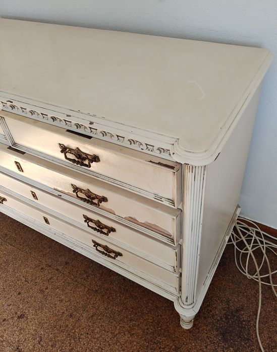 Cómoda, espelho e cadeira