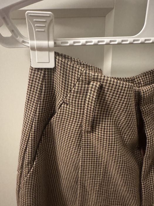 Brązowe spodnie w kratę w kant z wysokim stanem Zara