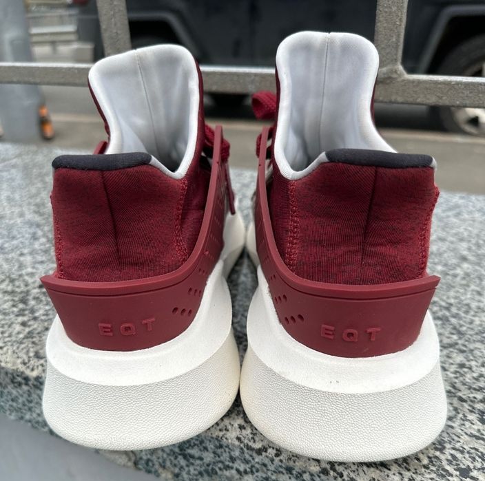 Фирменные кроссовки adidas.