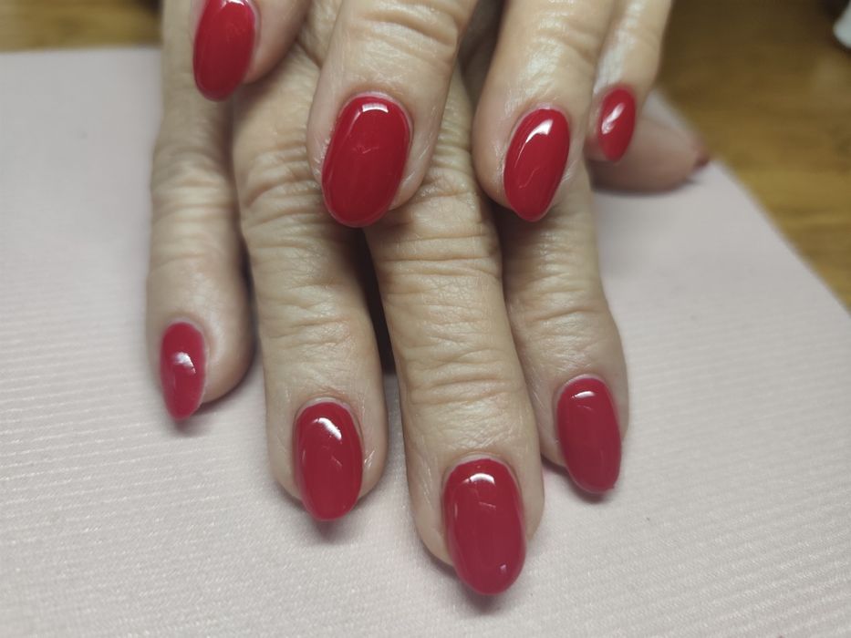 Paznokcie hybrydowe, żelowe, formy, manicure