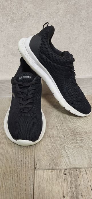 Спортивні кросівки