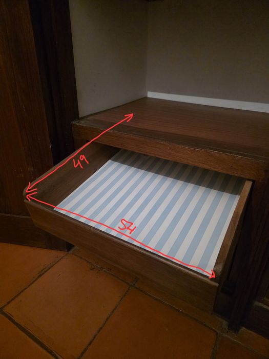 Armário encastrado com gavetas e prateleiras em mogno