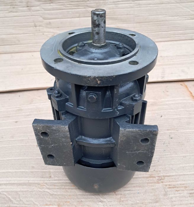 Двигун 127 / 220 в 0.7 кВт 3000 ОБ/хв (Электродвигатель, Двигатель)