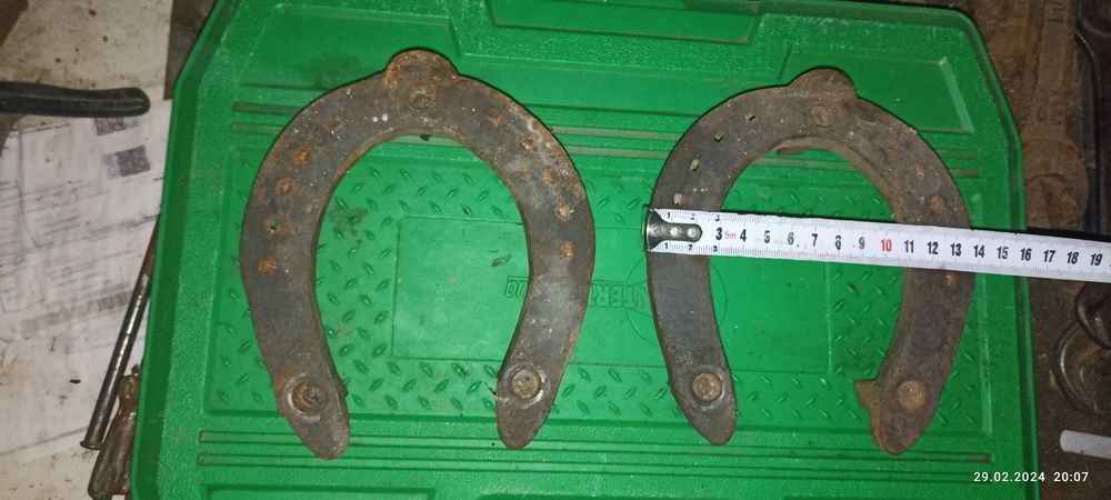 Продам пару підков з шипами