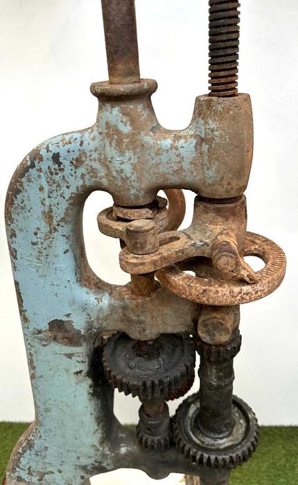 Maquina de perfuração manual anos 20, incompleta 115 cm de altura