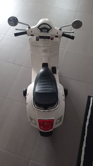 Vespa criança branca