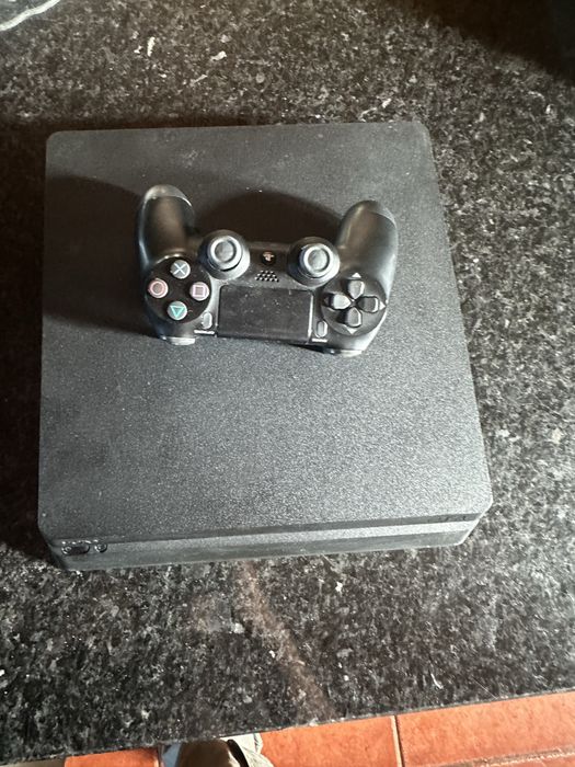 Ps4 com pouco uso com um comando