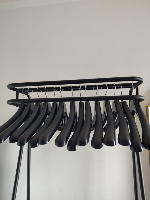 10 cabides largos pretos