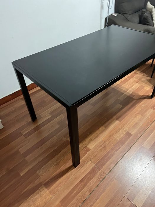 Mesa preta , 4 cadeiras
