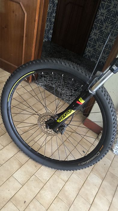 Scott Aspect 950 (Edição de 2018) na combinação de cores oficial Yellow/Black/Red.