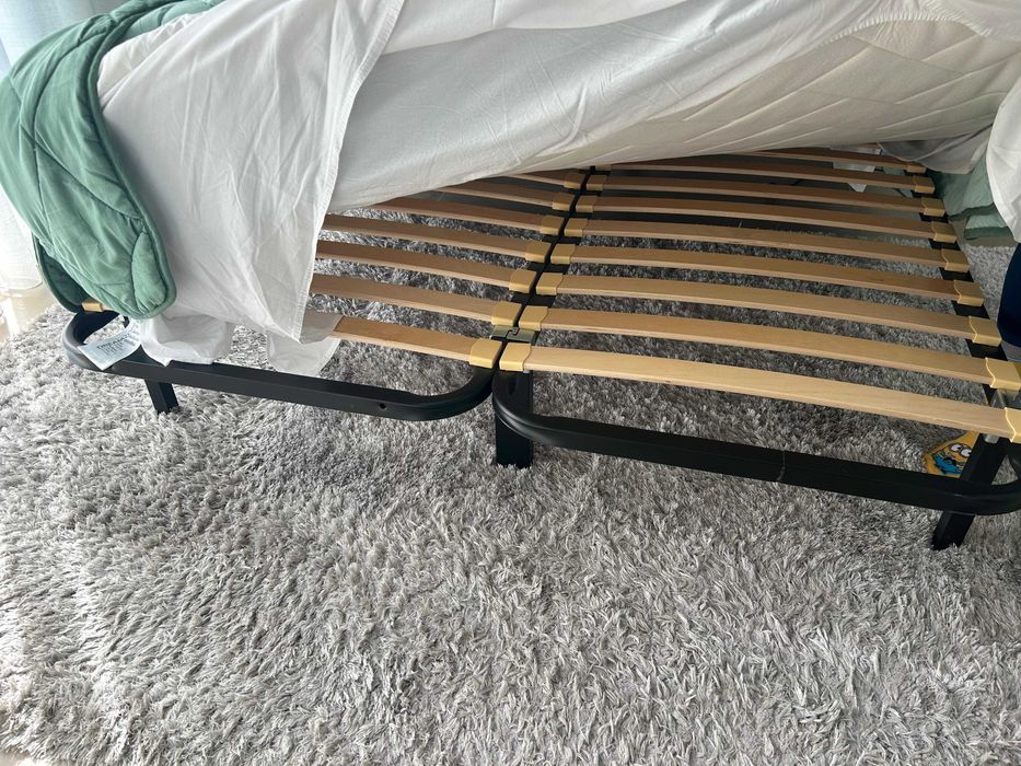 Cama casal 140x200 com colchão + cadeirão + Pequena cômoda.