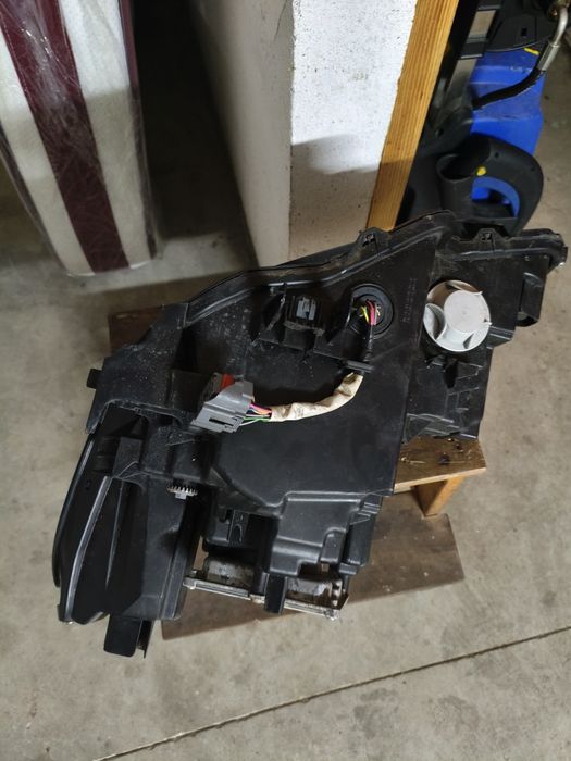 Farol LED  direito com apoios partidos Mazda 3 skyative