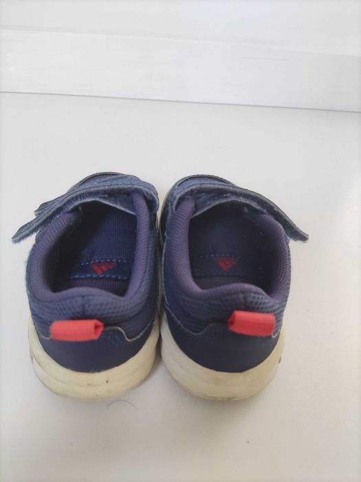 Sapatilhas e sapatos criança