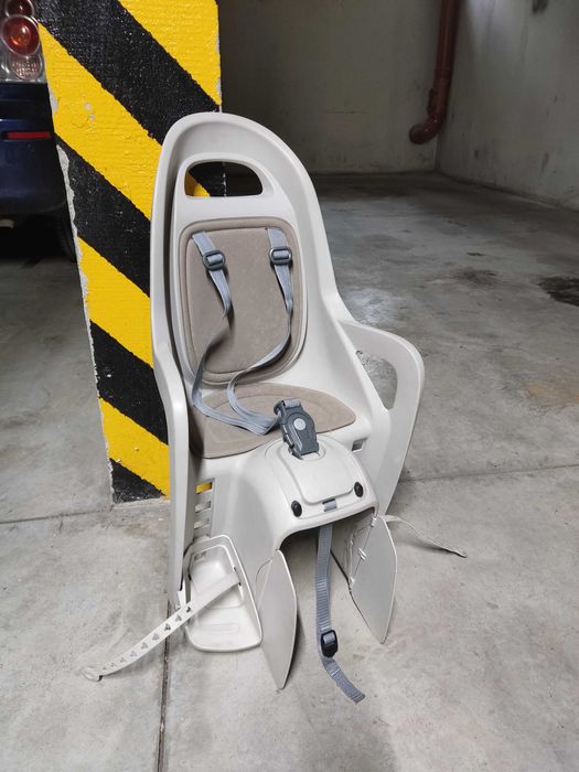 Dziecięcy fotelik rowerowy GROOVY wraz z bagażnikiem rowerowym.