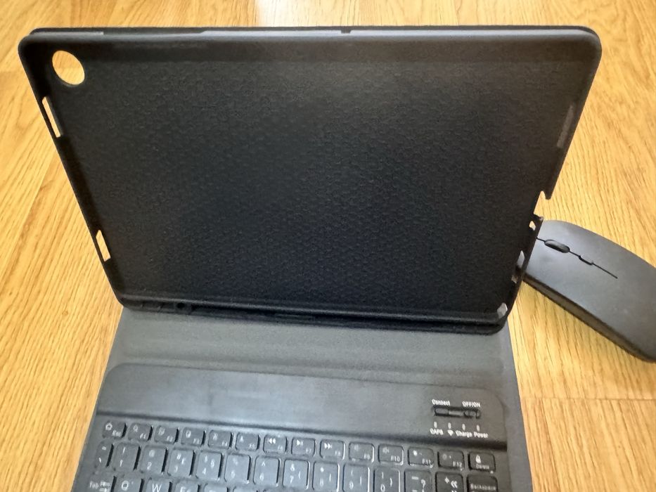 Tablet Samsung Galaxy Tab A9+ com teclado e rato