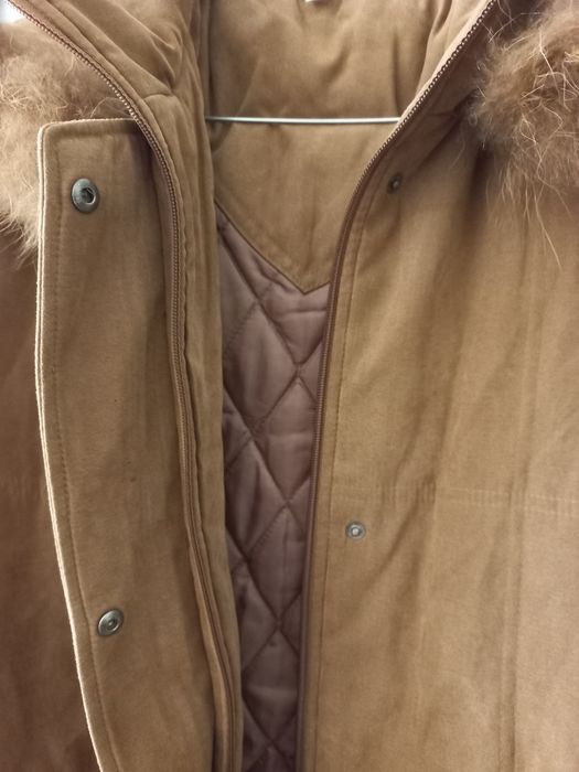 Casaco com capuz cor de mel