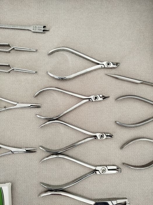 Ortodontia - vários instrumentos e materiais
