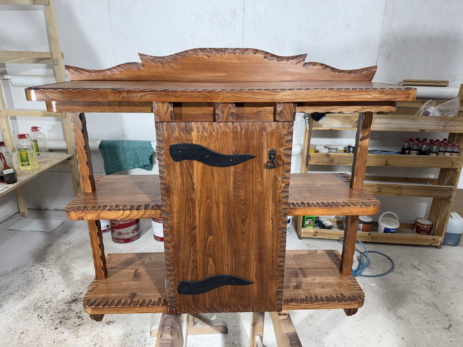 Комод із натурального дерева.