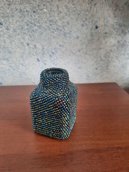 Вазочка, пляшка обплетена бісером.