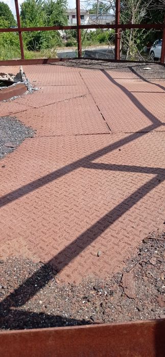 Металева площадка огороджена