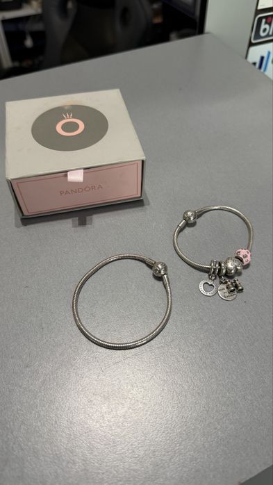 2 bransoletki Pandora Moments z okrągłym zapięciem + 4 charmsy + pudeł