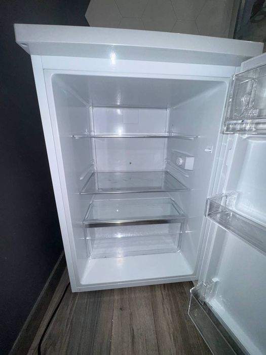 Sprzedam kompaktową i niezawodną lodówkę Electrolux LXB1AE13W0 (biała)