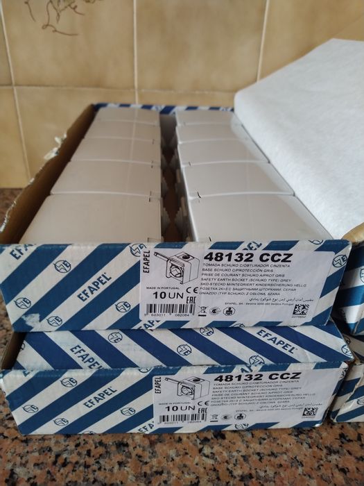 Tomadas interruptores estanque material elétrico casa quarto vivenda.