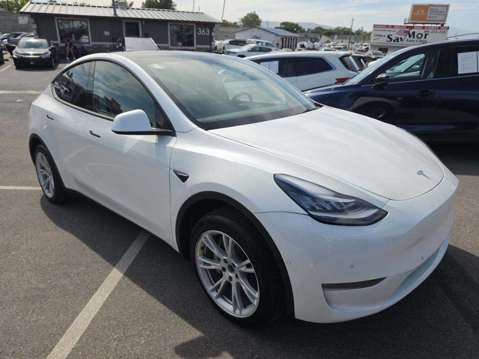 Tesla Model Y Long Range AWD (2023 рік) у чудовому стані.