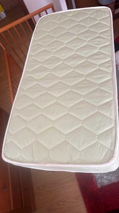 Cama de bebé em grades de madeira pinho mel