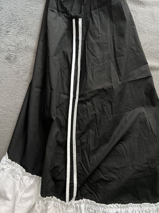 Чорна сукня з білими рюшами