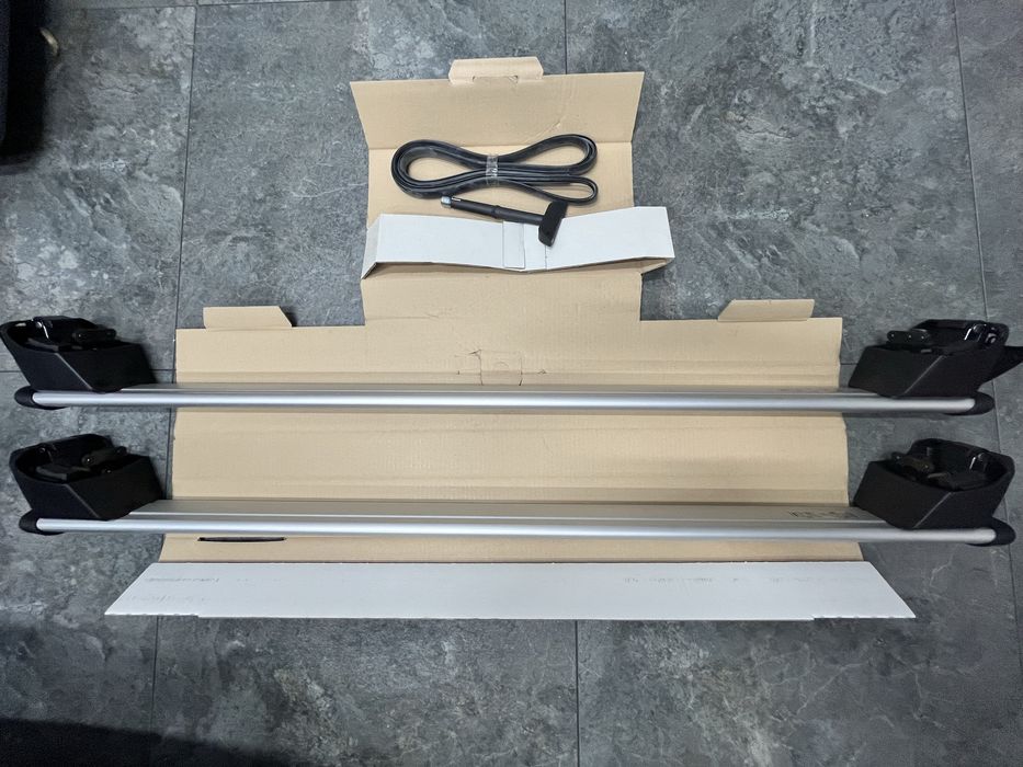 Оригінальне кріплення поперечини на дах автомобіля Audi Q5 09