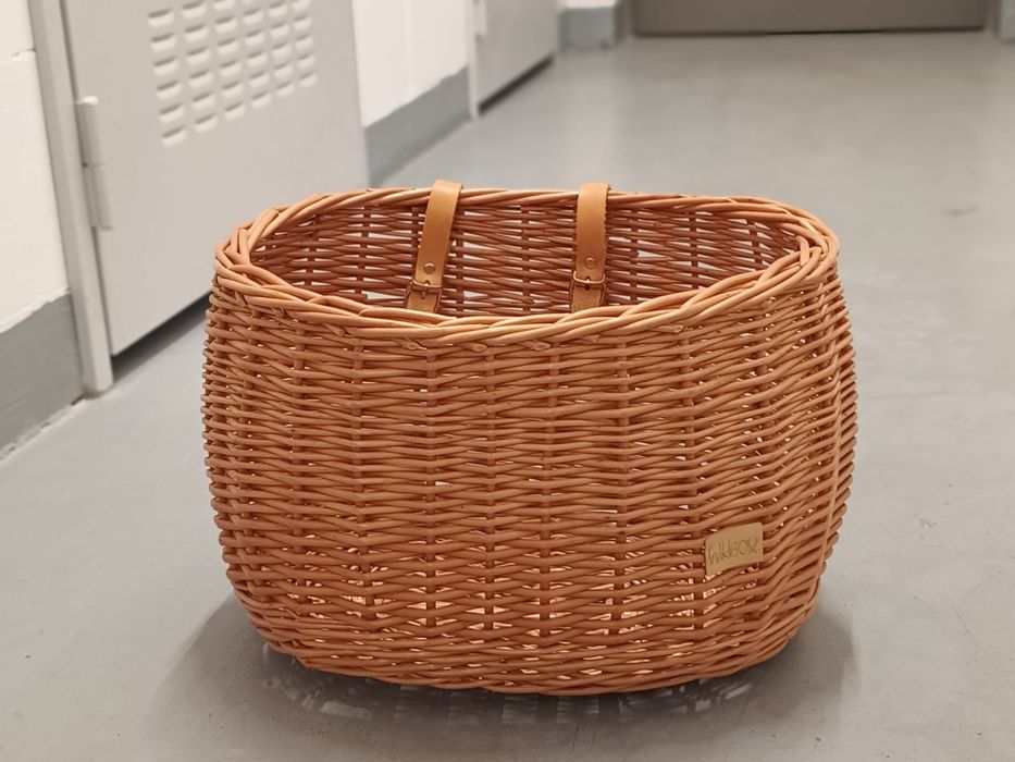 Duży wiklinowy koszyk na rower