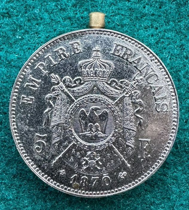 Isqueiro antigo representativo de uma moeda de Napoleão