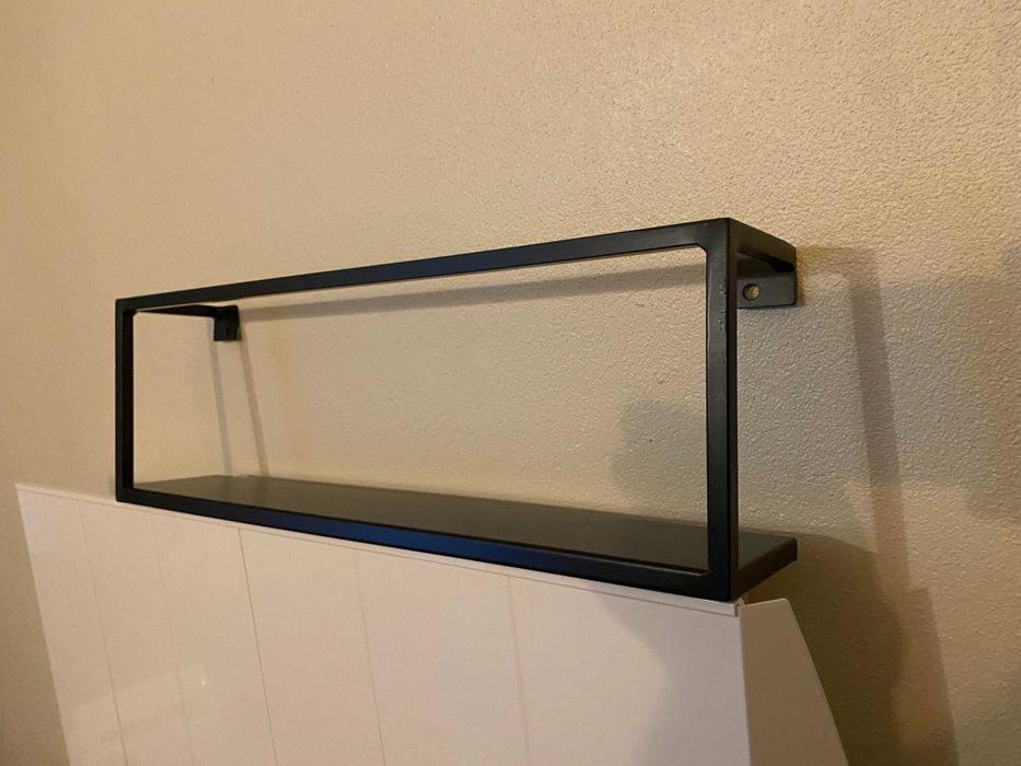 Prateleira de metal preta