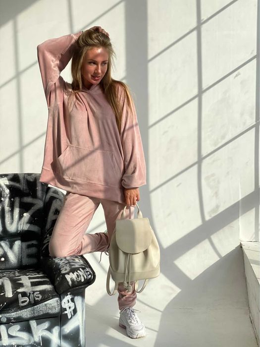 Велюровый спортивный костюм