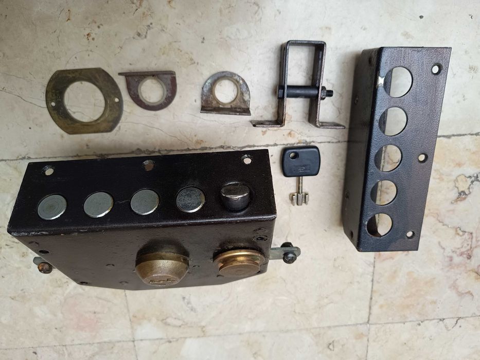 Fechadura RODES de sobrepor 895 65X120 Esquerda 25€ na Leroy custa 70€