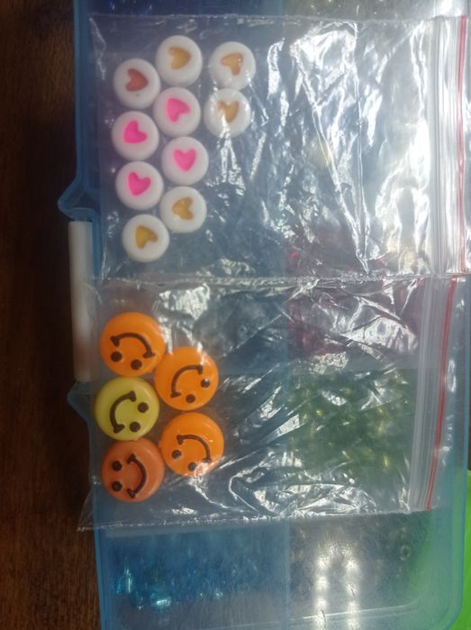 Продам два пакетика прикрас для браслетів