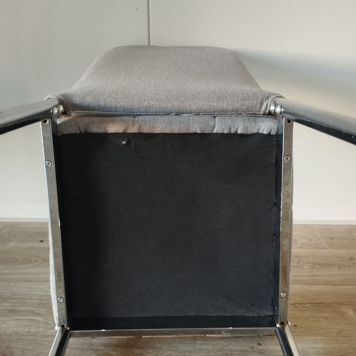 Komplet 4 krzeseł – mała plama na siedzisku, stan dobry